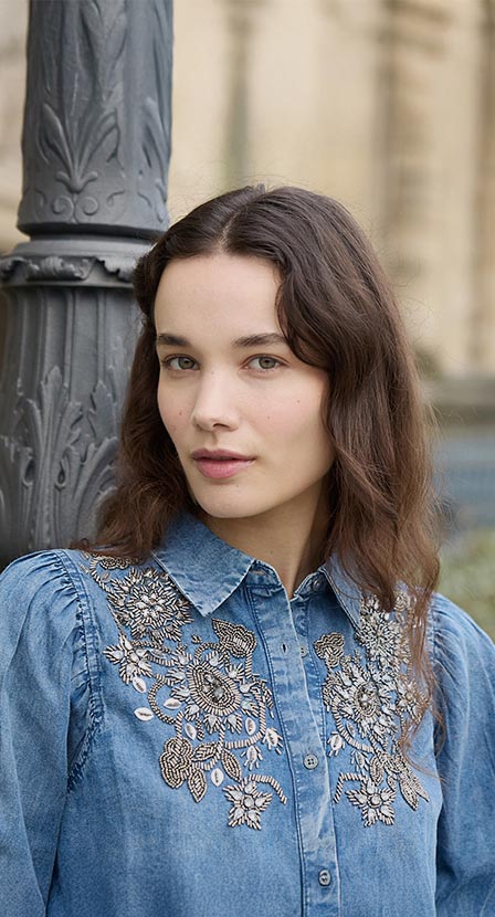 Imagen de mujer usando camisa de mezclilla color azul con bordado blanco, RAPSODIA