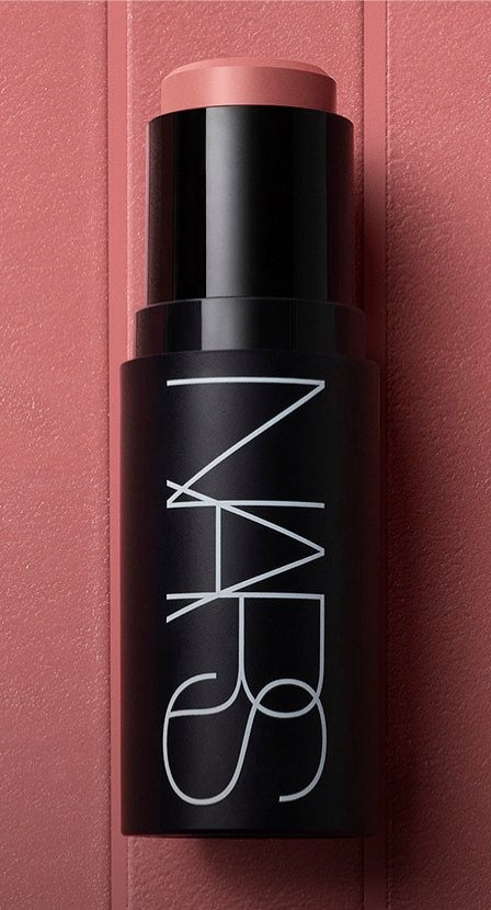 Imagen de un labial color rojo con empaque negro, NARS
