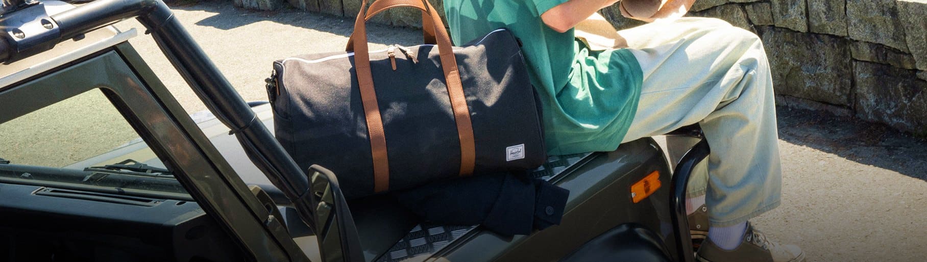 imagen de bolso deportivo negro de la marca HERSCHEL  
