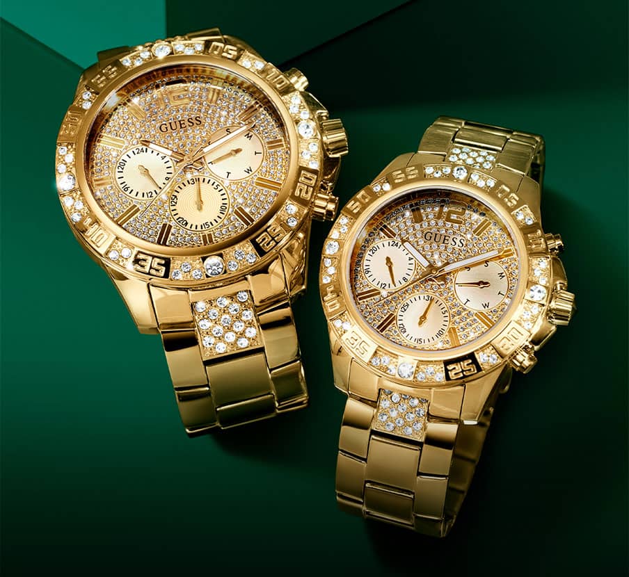 imagen de dos relojes dorados GUESS