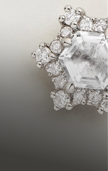 imagen del diamante de un anillo, que tiene forma exagonal. ARISTOCRAZY