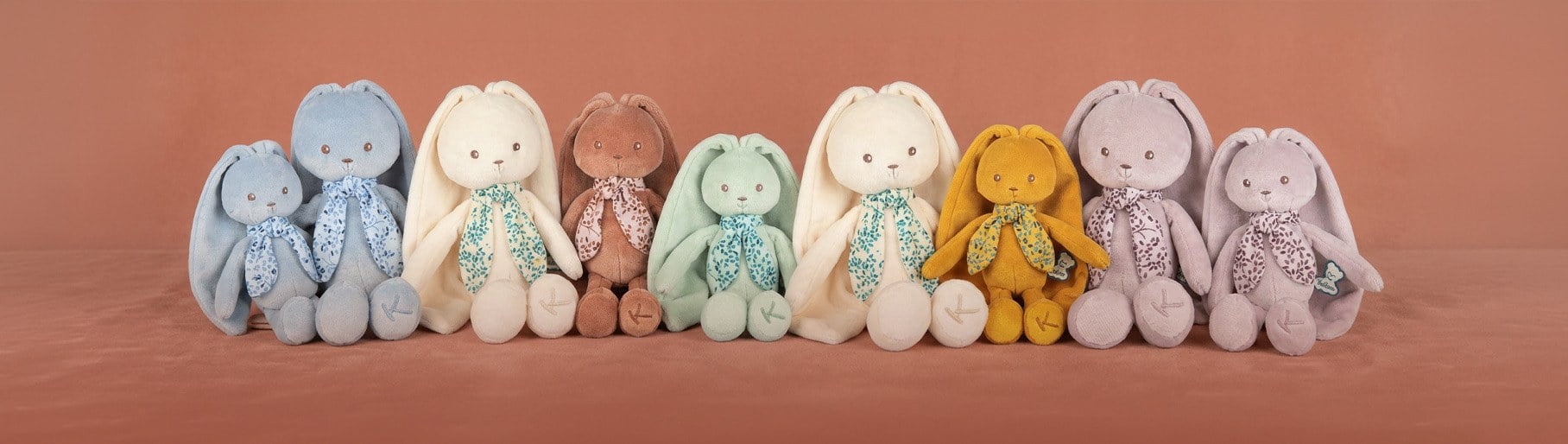 imagen de varios peluches de conejo de la marca JANOD en un jardin
