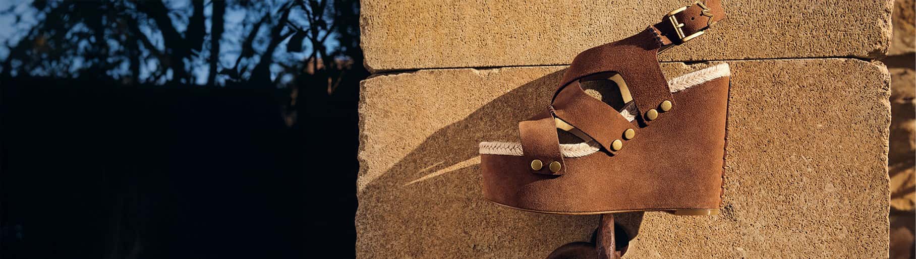 Imagen de sandalia cafe de la marca MICHAEL KORS