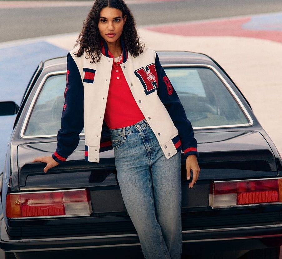 imagen de mujer recargada en un carro de la marca IMPRESCINDIBLES Y BÁSICOS