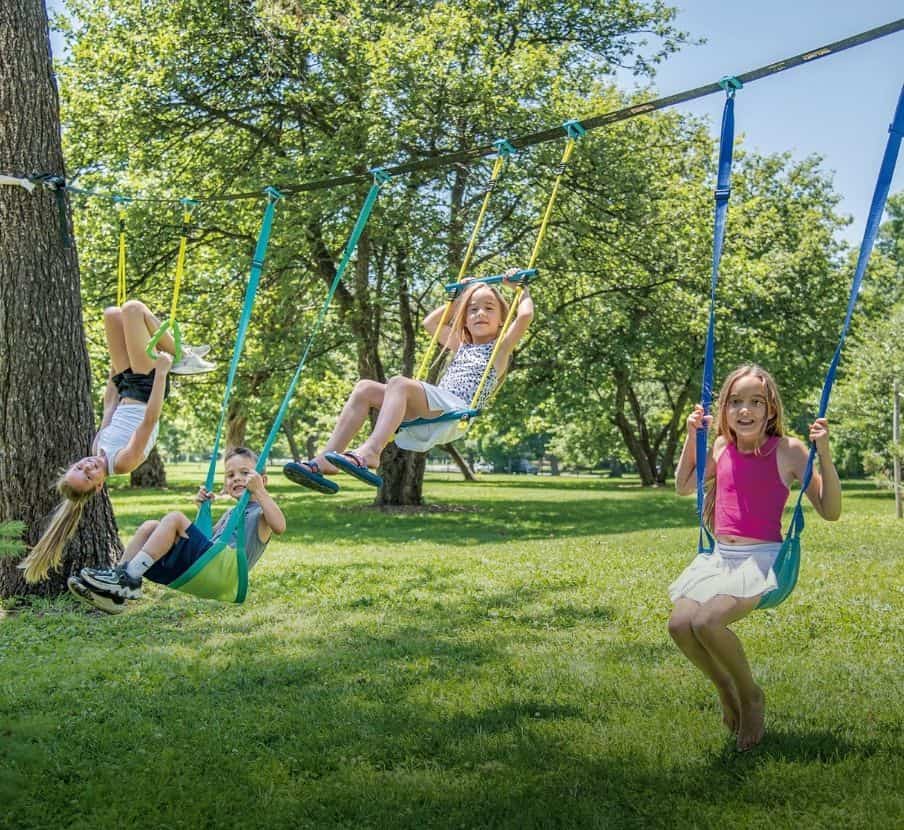 Imagen de niñas en columpios PLP Juguetes