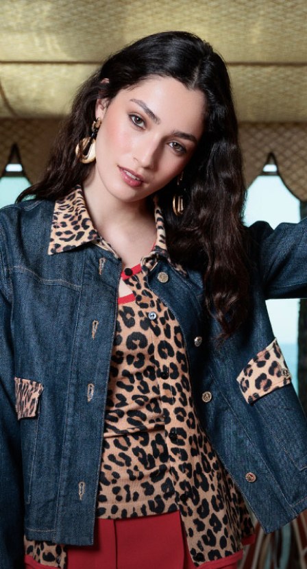 imagen de mujer con ropa animal print y chamarra de mezclilla de la marca Lola Casademunt