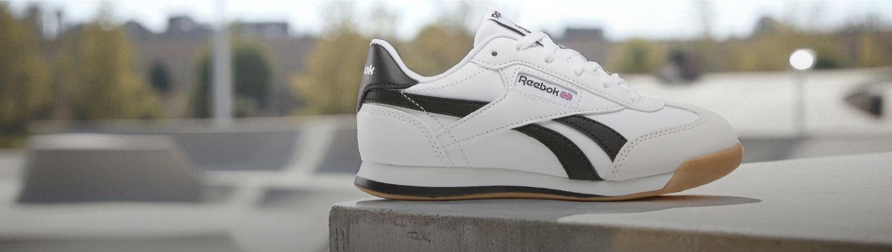 imagen de teni blanco con azul REEBOK