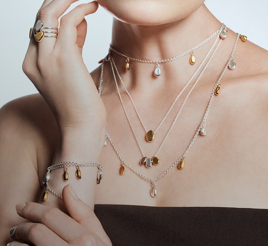 Imagen de mujer con  joyeria de la marca TANE