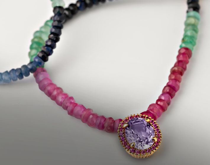 Imagen de dos pulseras de colores con una un rubi grande. ARISTOCRAZY