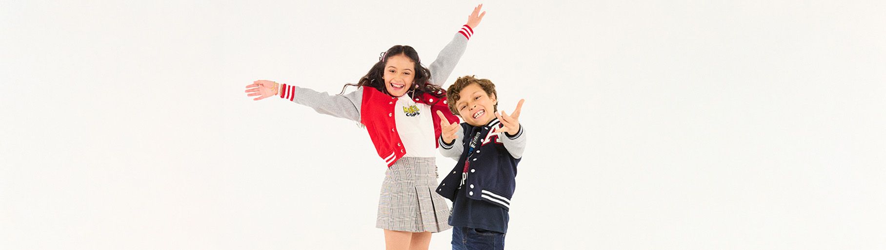 imagen de niño y niña con ropa de la marca CATAMARAN KIDS