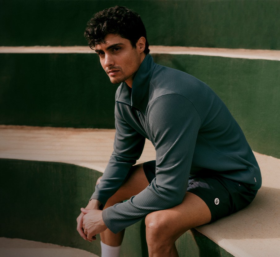 imagen de hombre con pants verde de la marca VUORI 