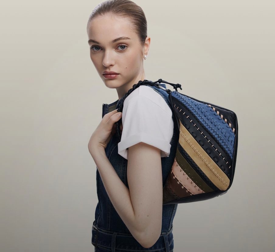 imagen de mujer con bolso de colores la marca TENDENCIAS