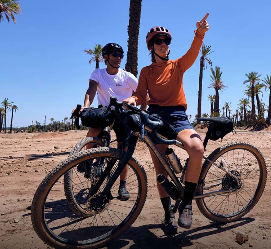 imagen de hombre y muejer en bicicletes, fjallraven