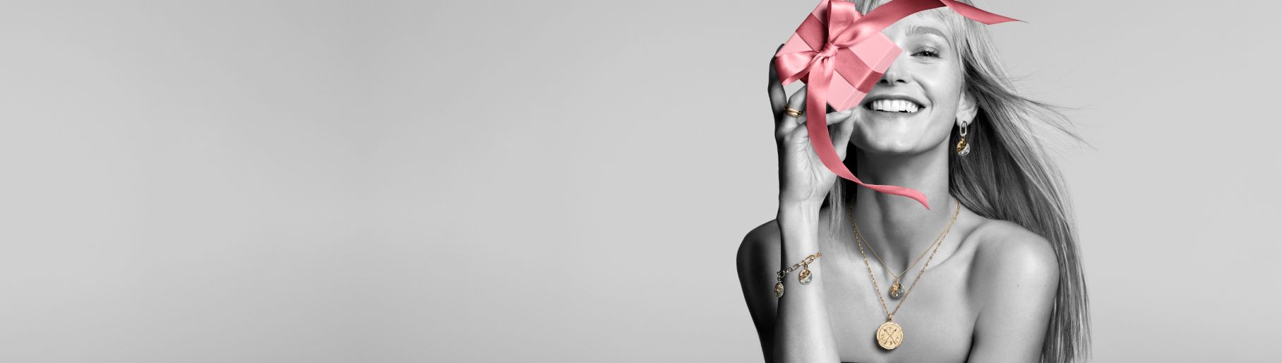 imagen de mujer con regalo rosa de la marca PANDORA