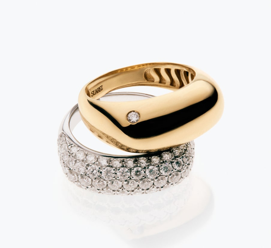 imagen de par de anillos uno dorado y otro plateado. SUAREZ