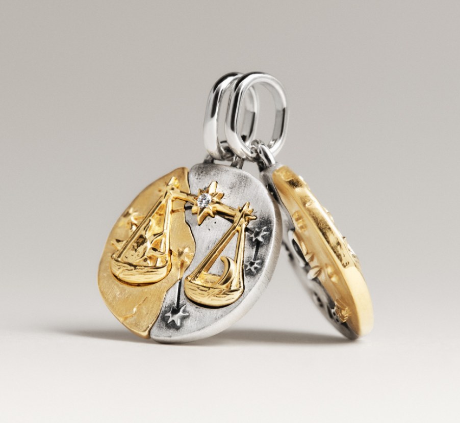 imagen de dije dorado con plata de la marca PANDORA