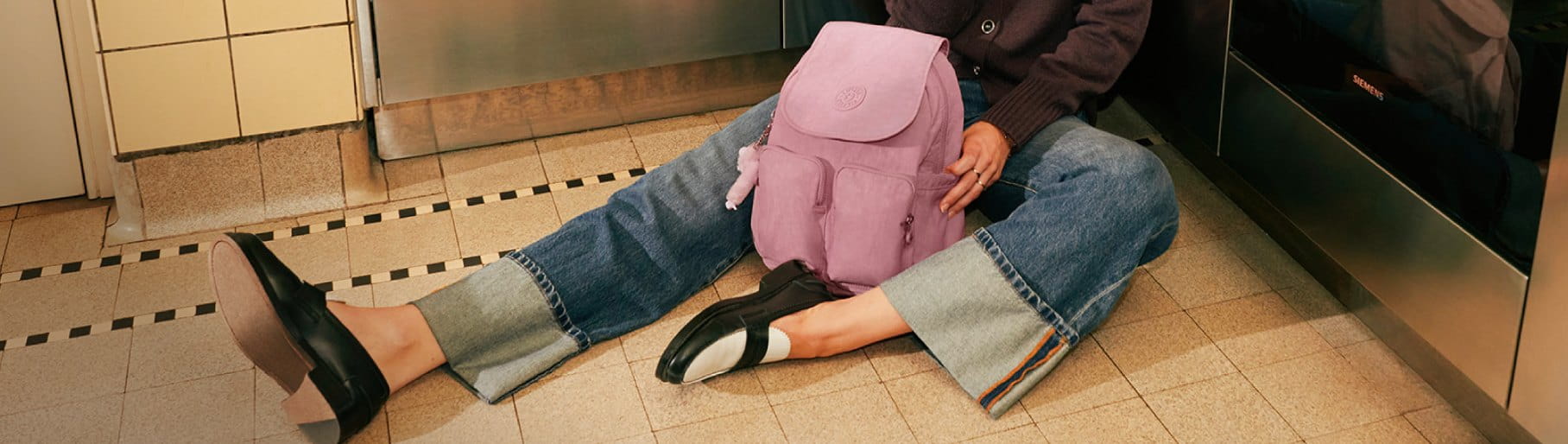 imagen de mujer con mochila rosa de la marca KIPLING  