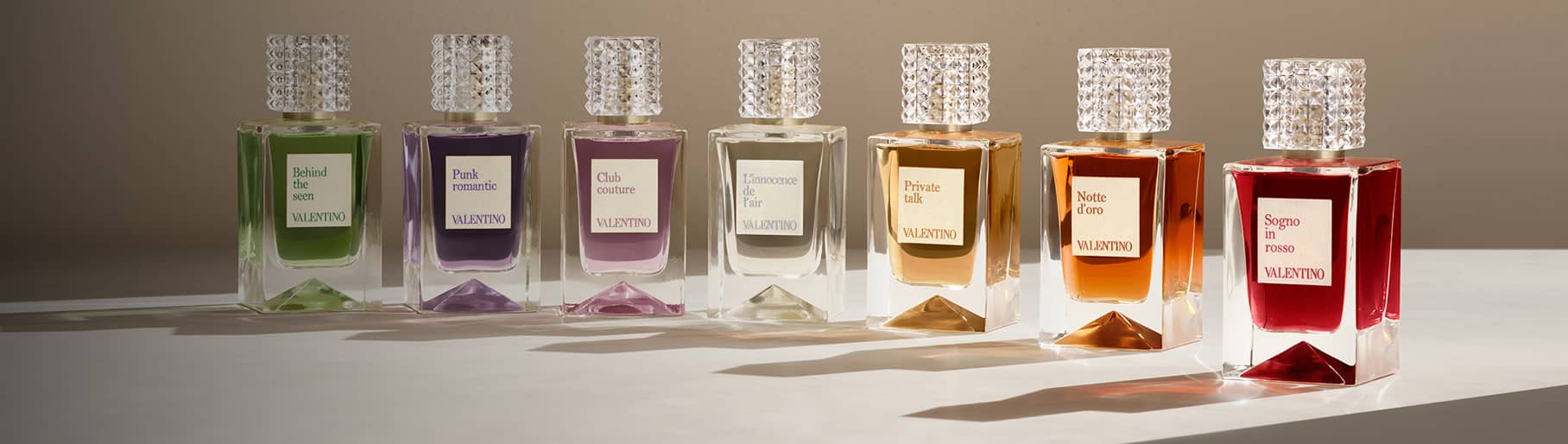 imagen de 7 botellas de perfumes de distintos colores, de la marca VALENTINO