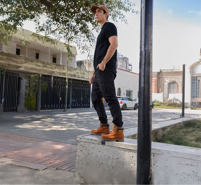 imagen de hombre con botas cafes y ropa negra