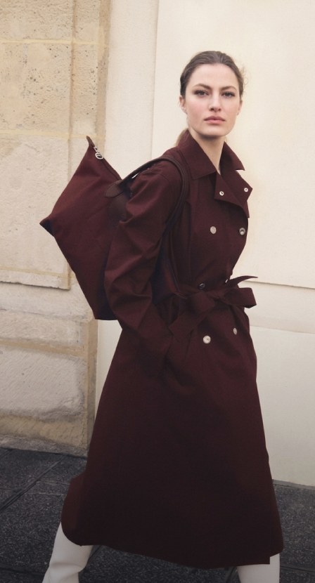 Imagen mujer con chamarra y bolso vino  LONGCHAMP