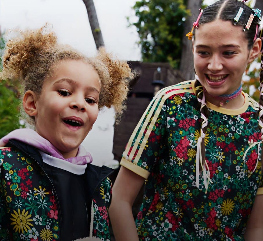 imagen de niñas con playeras de flores de la marca ADIDAS