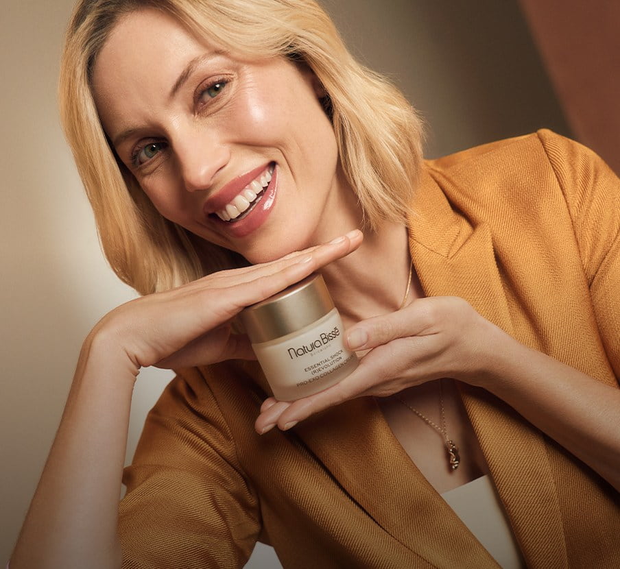 Imagen de mujer con tarro de crema NATURE BISSÉ