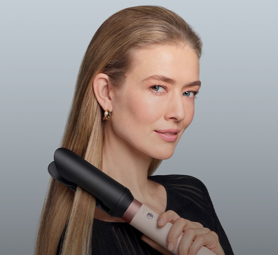 Imagen de mujer con plancha para cabello de la marca DYSON