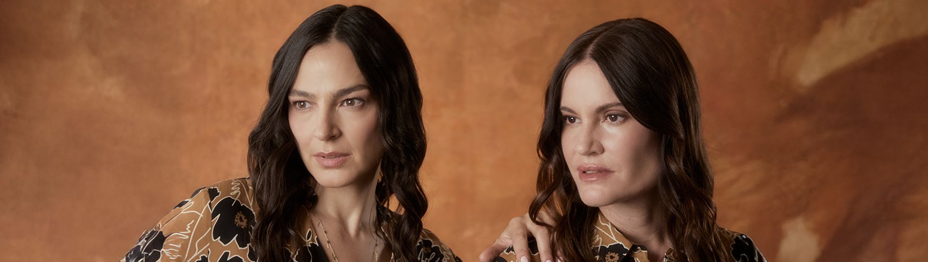 imagen dos mujeres con ropa color cafe con negra, PERTEGAZ
