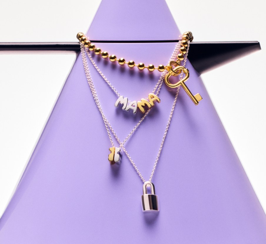 imagen del rostro de una mujer usando aretes de la marca TOUS