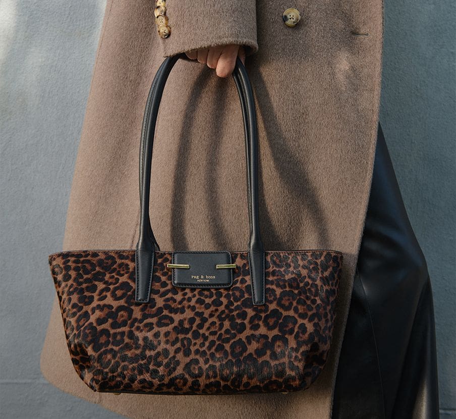 imagen de mujer con saco cafe y bolso animal print de la marca RAG & BONE