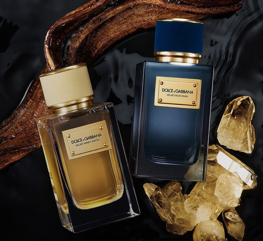 imagen de locion dorada y otra azul de la marca DOLCE GABBANA