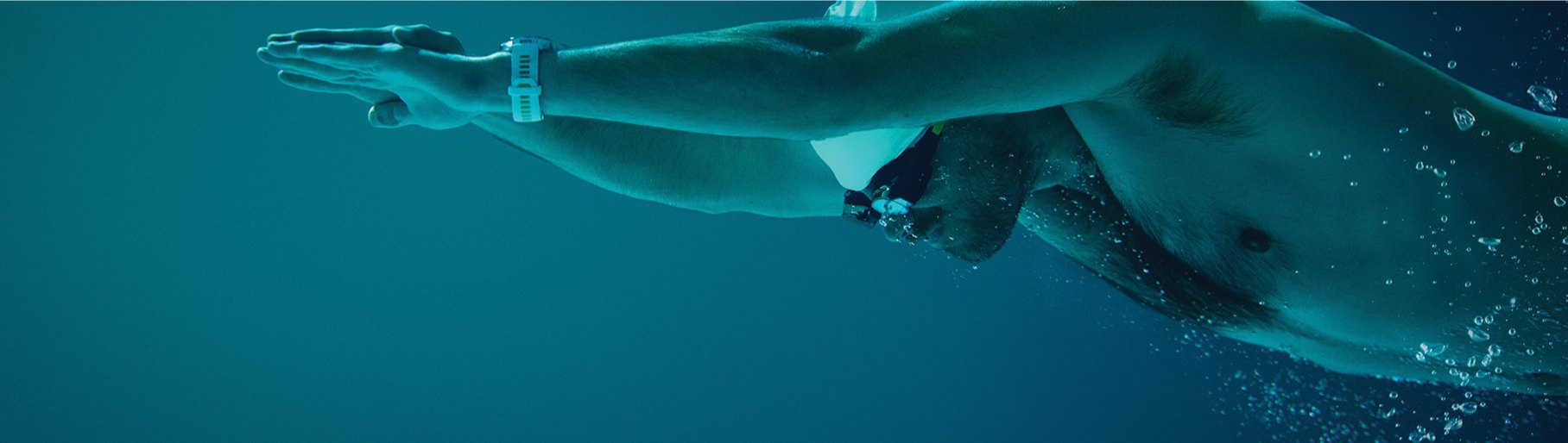 imagen de hombre nadando con monitor de la marca GARMIN  
