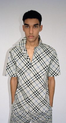 hombre con camisa y short  blanco con negro a cuadros BURBERRY