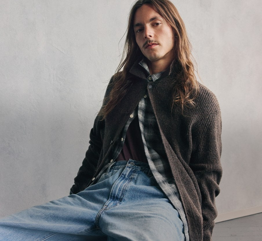 imagen de hombre con ropa de mezclilla de la marca LEVIS