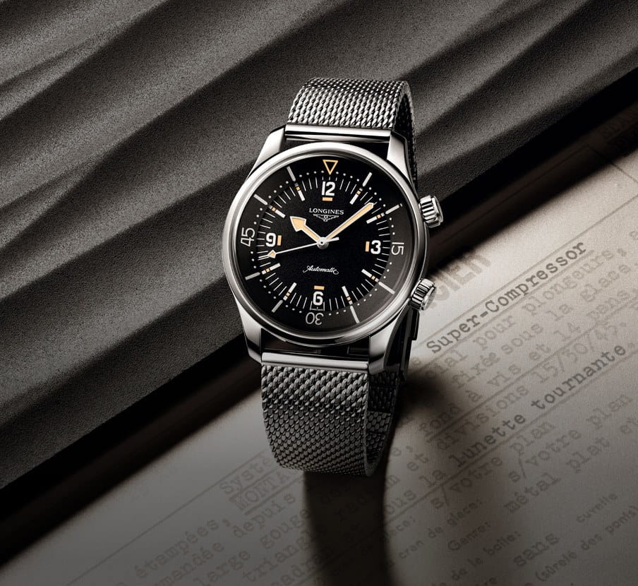 imagen de reloj gris con caratula negra de la marca LONGINES