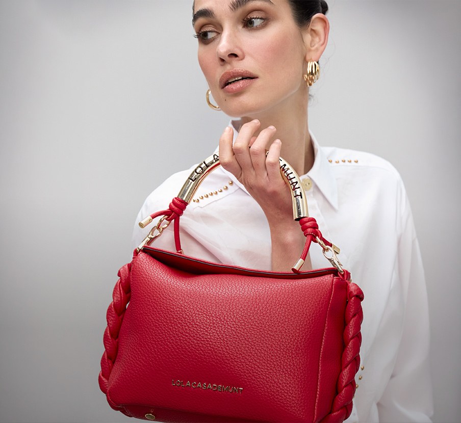 imagen de mujer copn bolso rojo la marca LOLA CASADEMUNT