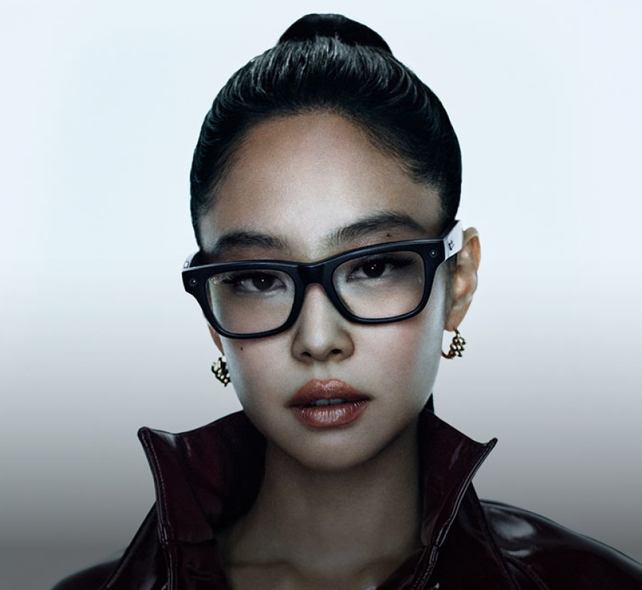 imagen de mujer con lentes de sol de la marca RAY BAN BELLINI