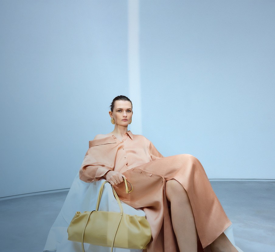 imagen de mujer con vestido durazno DHIERRO