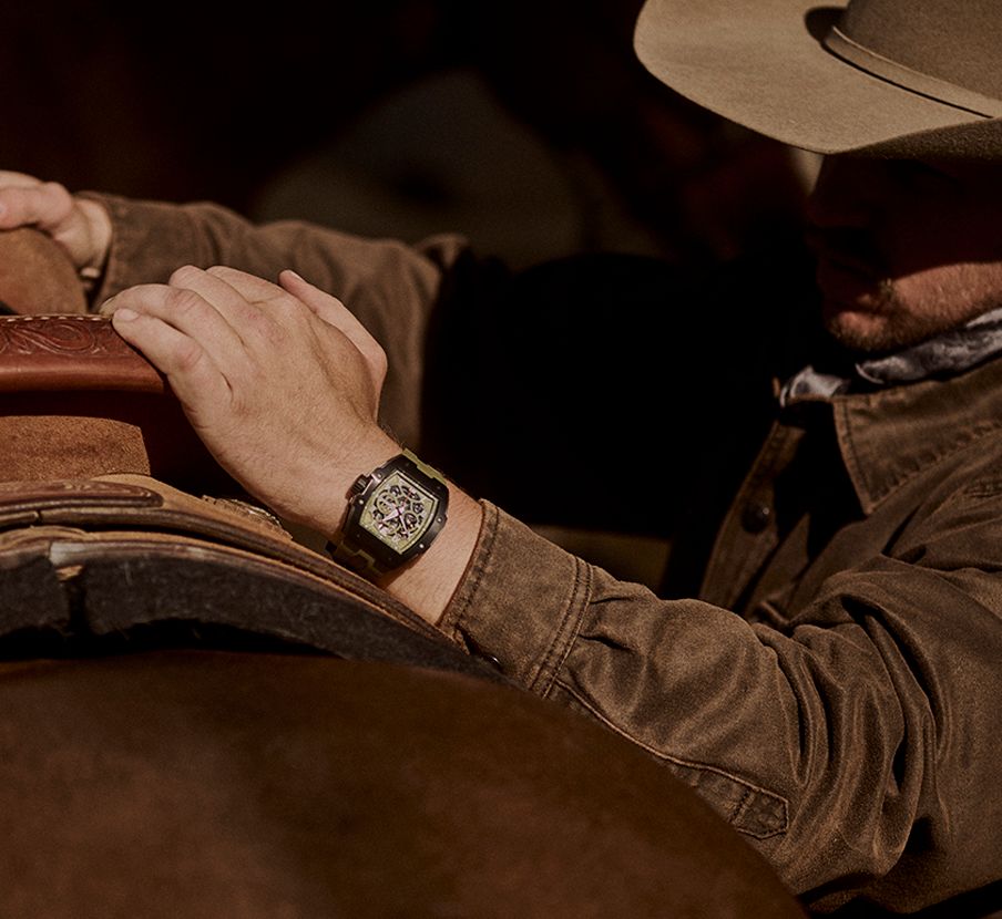 imagen de hombre colocando silla  de montar con un reloj la marca INGERSOLL