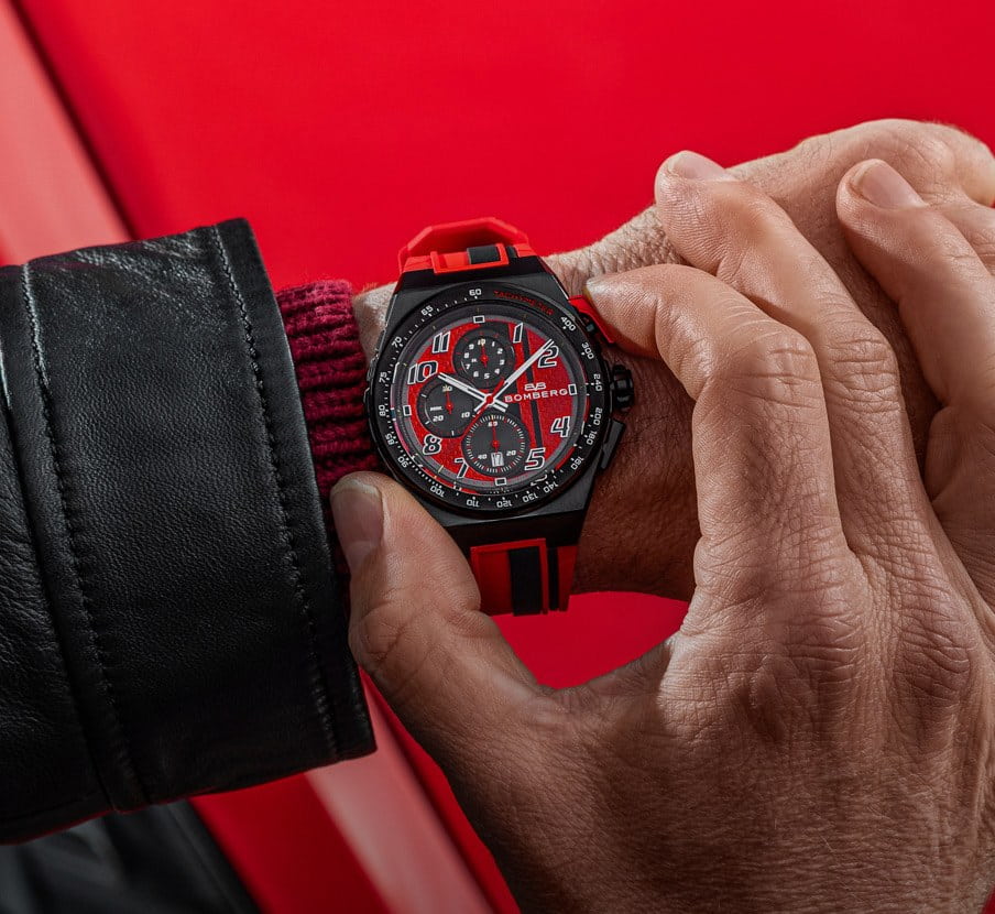 imagen de reloj rojo con negro de la marca BOMBERG