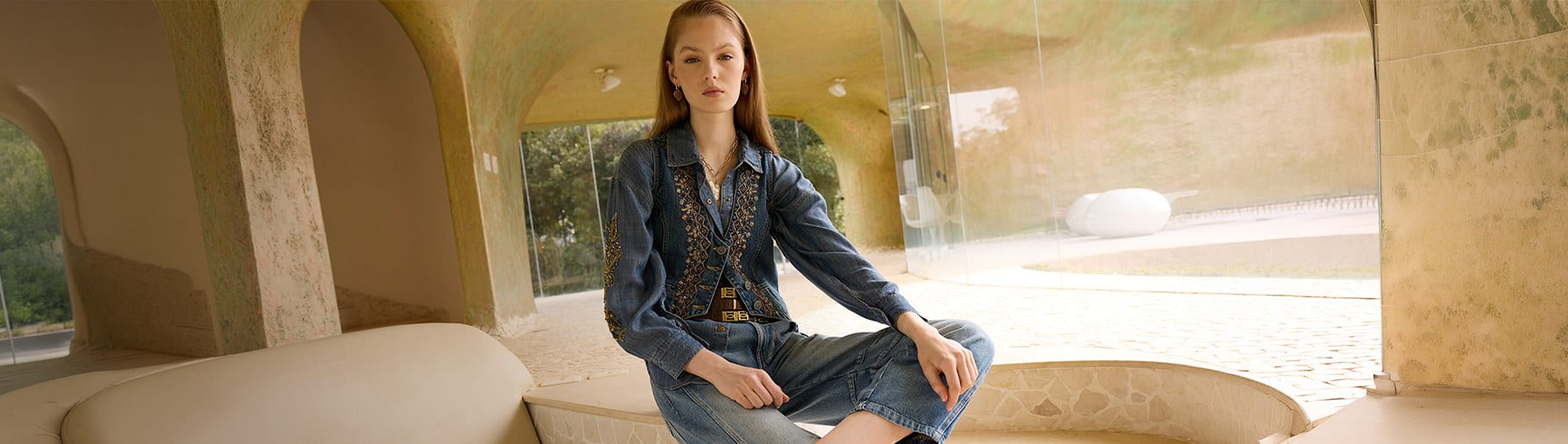 Imagen de mujer sentada con ropa azul, RAPSODIA