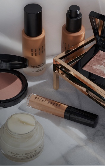 Imagen de distintos productos de maquillaje como rubor, crema para la piel, labial y maquillaje en polvo de la marca BOBBI BROWN. BOBBI BROWN