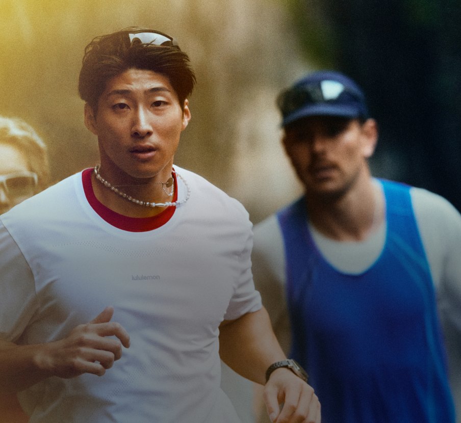 imagen de hombre corriendo con playera blanca y lentes de sol de la marca LULULEMON 