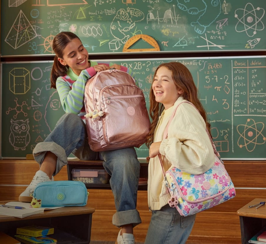 imagen de niñas con mochilas de la marca KIPLING