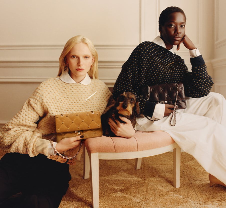 imagen de dos mujeres con ropa y bolsos de la marca TORY BURCH 