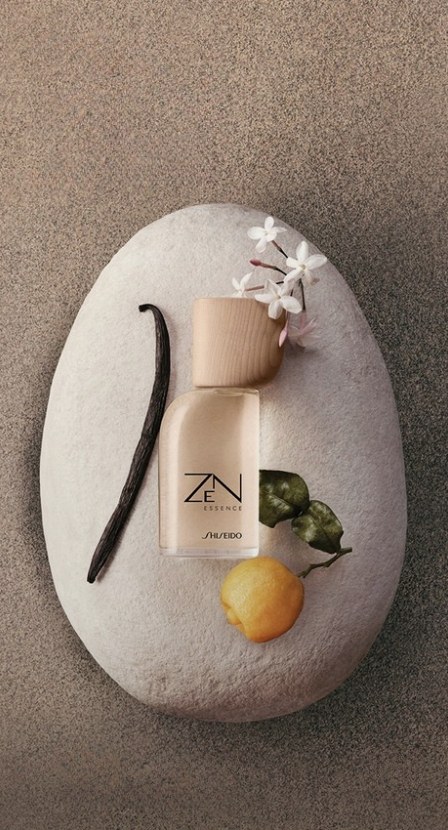 imagen de un frasco pequeño de perfume sobre una roca blanaca, SHISEIDO
