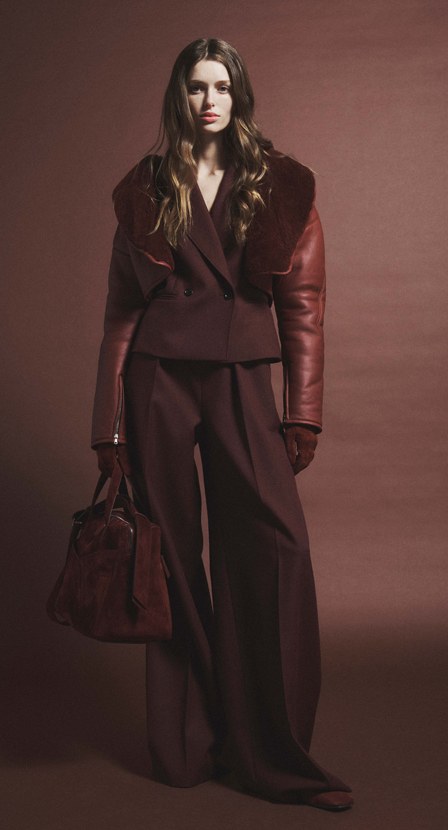 Imagen de mujer con traje cafe de la marca MAX MARA