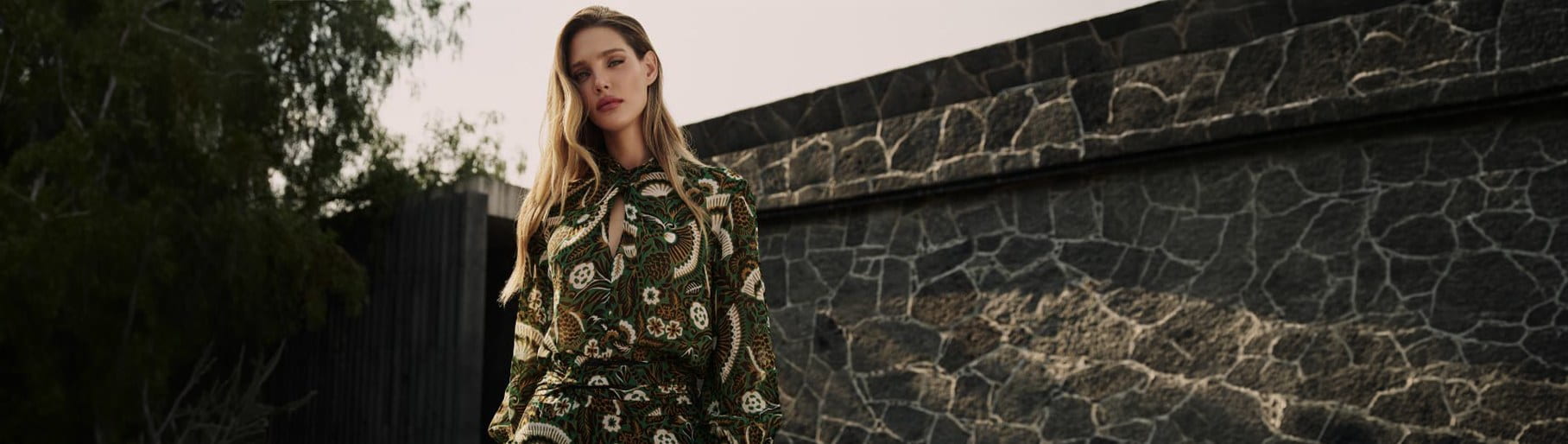 imagen de mujer con vestido verde con blanco de la marca DHIERRO