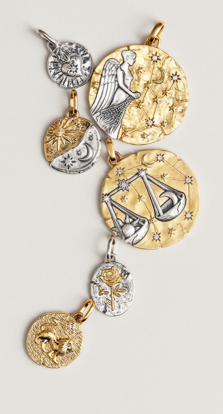imagen de charms dorados de la marca PANDORA