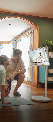 Imagen de hombre junto a una niña mirando una pantalla